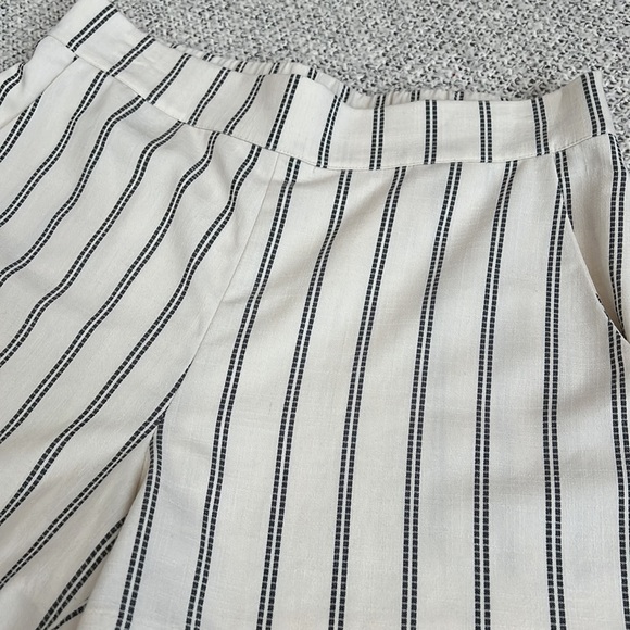 Women’s Gianni Bini Stripped Dressy Shorts Size Medium - Picture 3 of 5